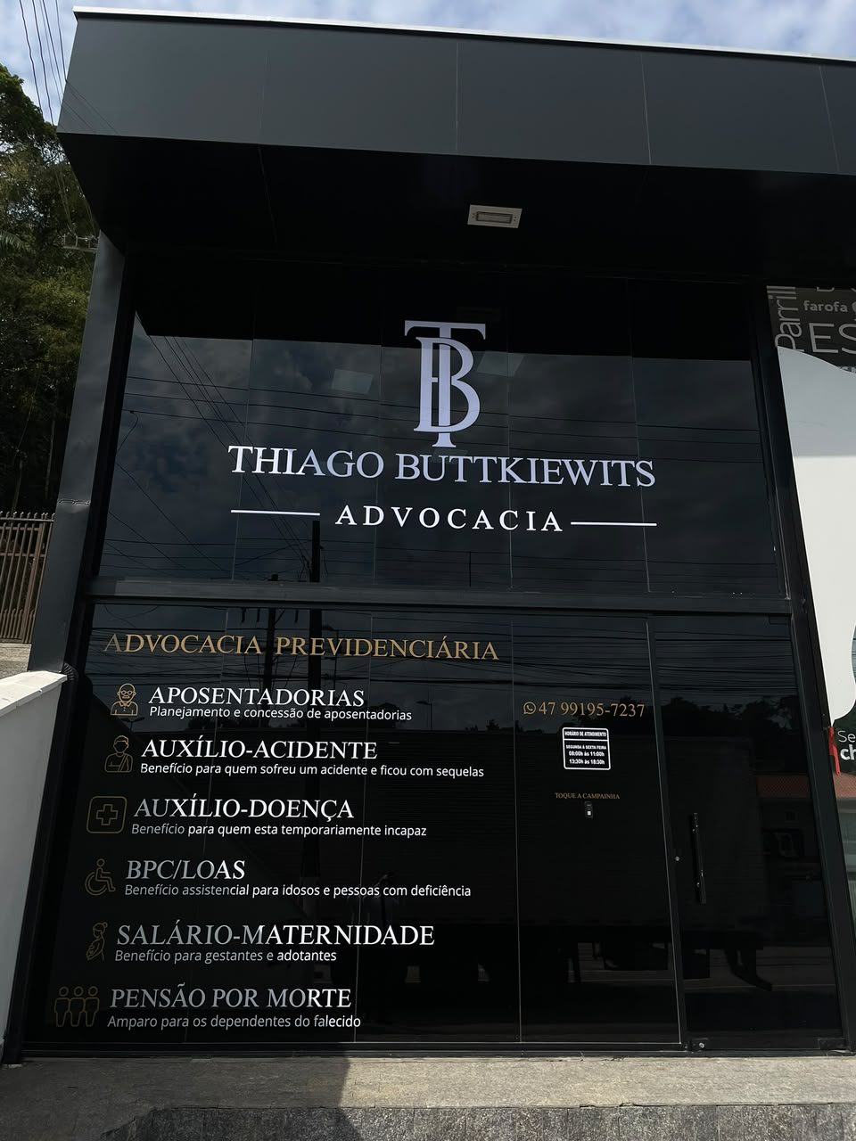 Fachada do escritório Thiago Buttkiewits Advocacia, em Brusque/SC