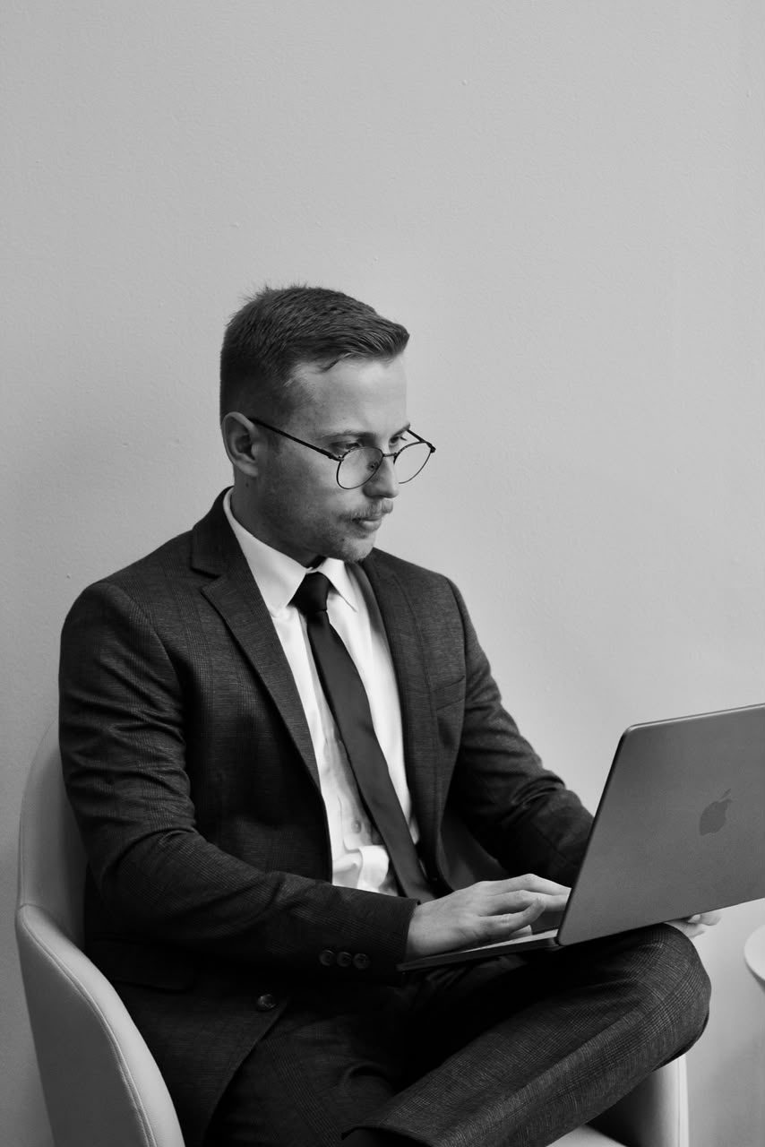 Thiago Buttkiewits, advogado previdenciarista, sentado à mesa de trabalho